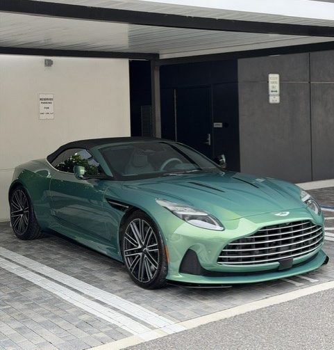 Aston Martin DB12 Volante